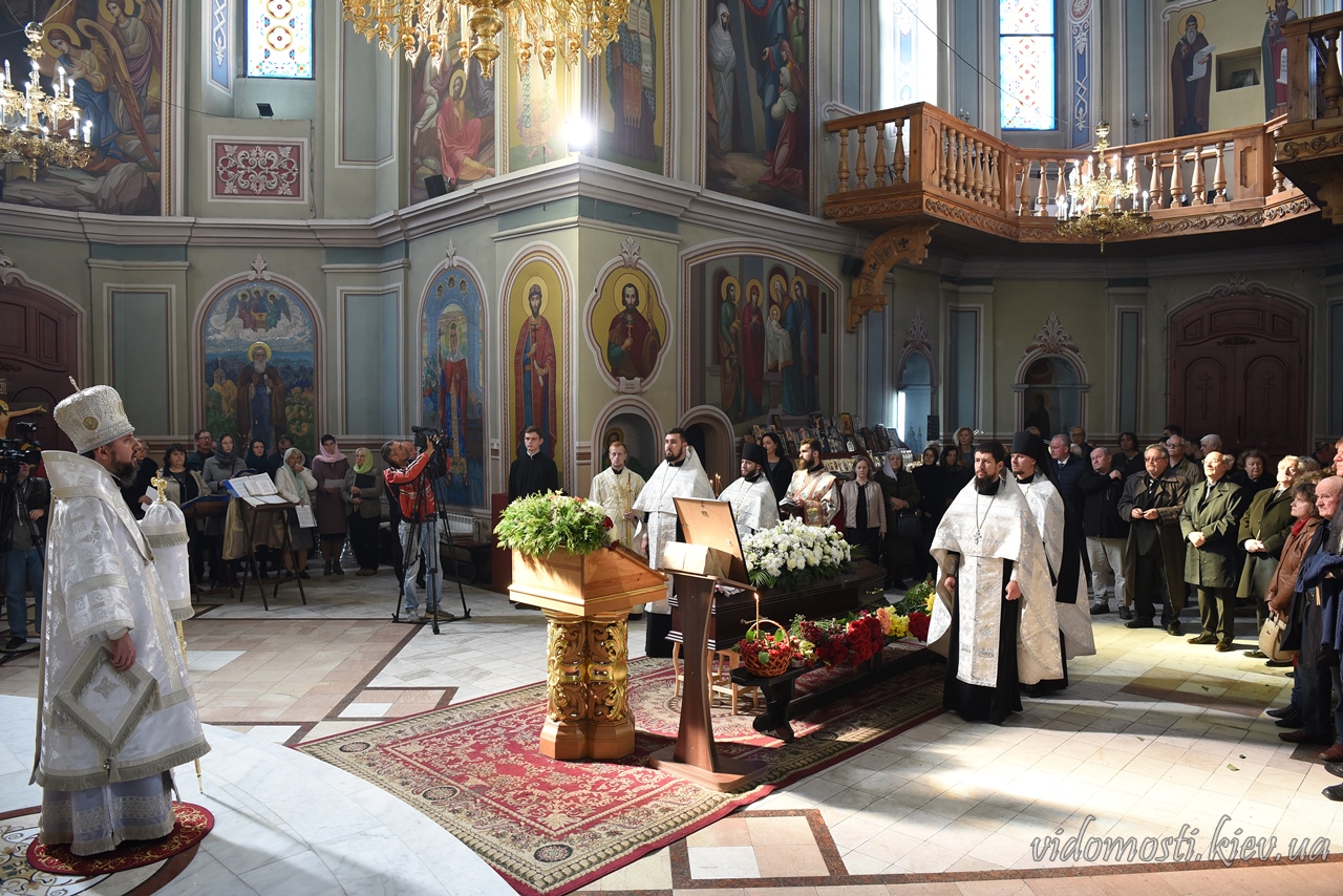 Митрополит Епіфаній звершив чин похорону Героя України Ніли Крюкової