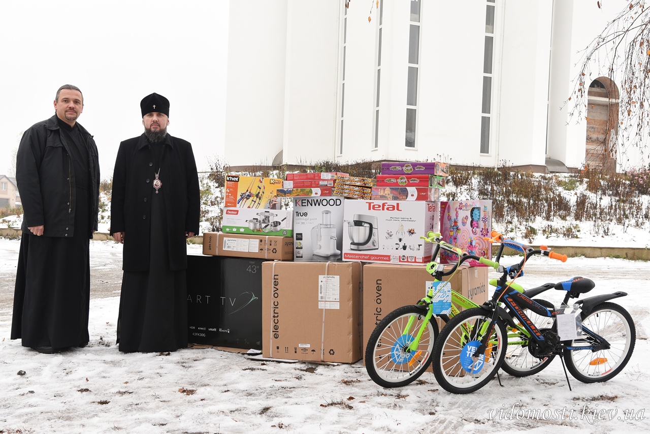 Митрополит Епіфаній передав допомогу родинам загиблих українських воїнів