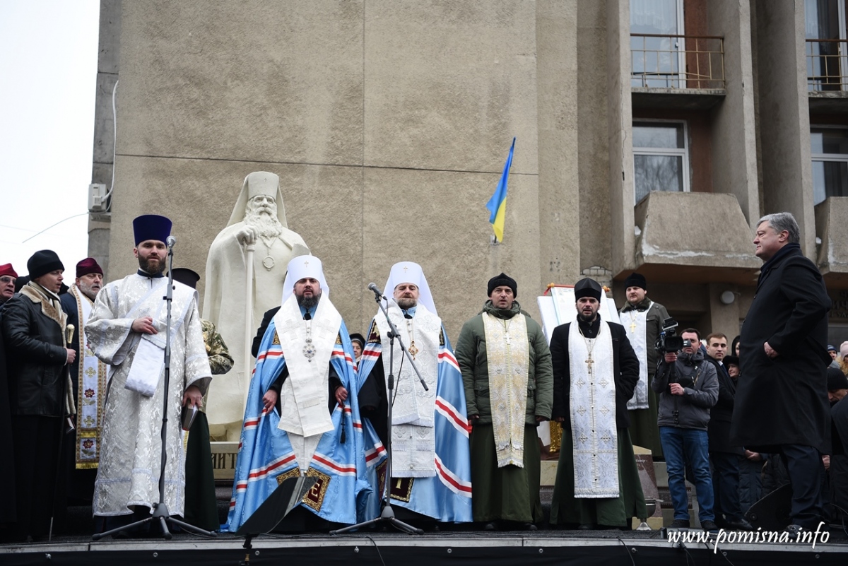 У Черкаcах Митрополит Епіфаній освятив воду і окропив нею новий пам’ятник митрополиту Василю Липківському