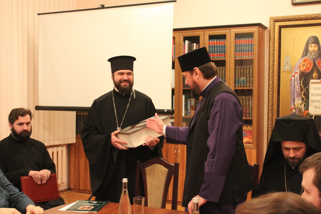 Митрополит Олександр Драбинко передав бібліотеці КПБА копію Пересопницького Євангелія