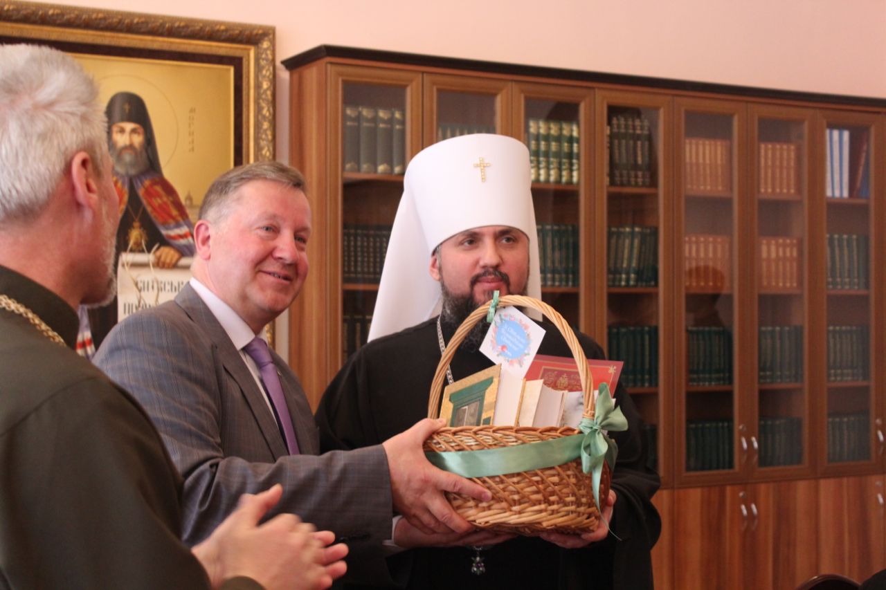 Вручення єпархіям і духовним навчальним закладам Православної Церкви України історичних книг бібліотеки газети «День»