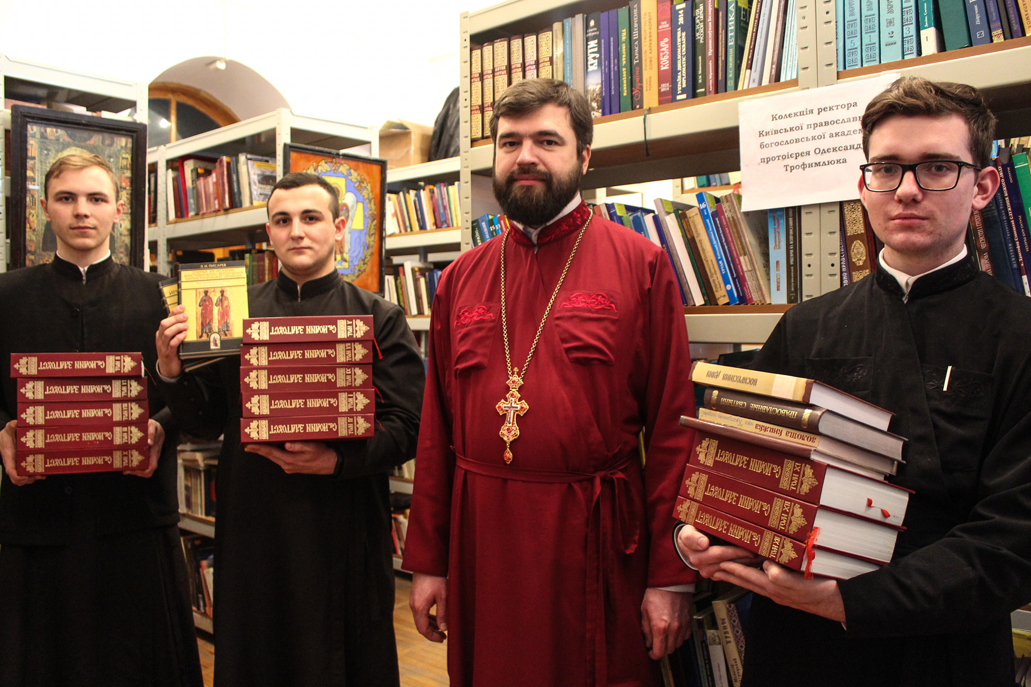 Ректор вчергове передав до бібліотеки богословську літературу