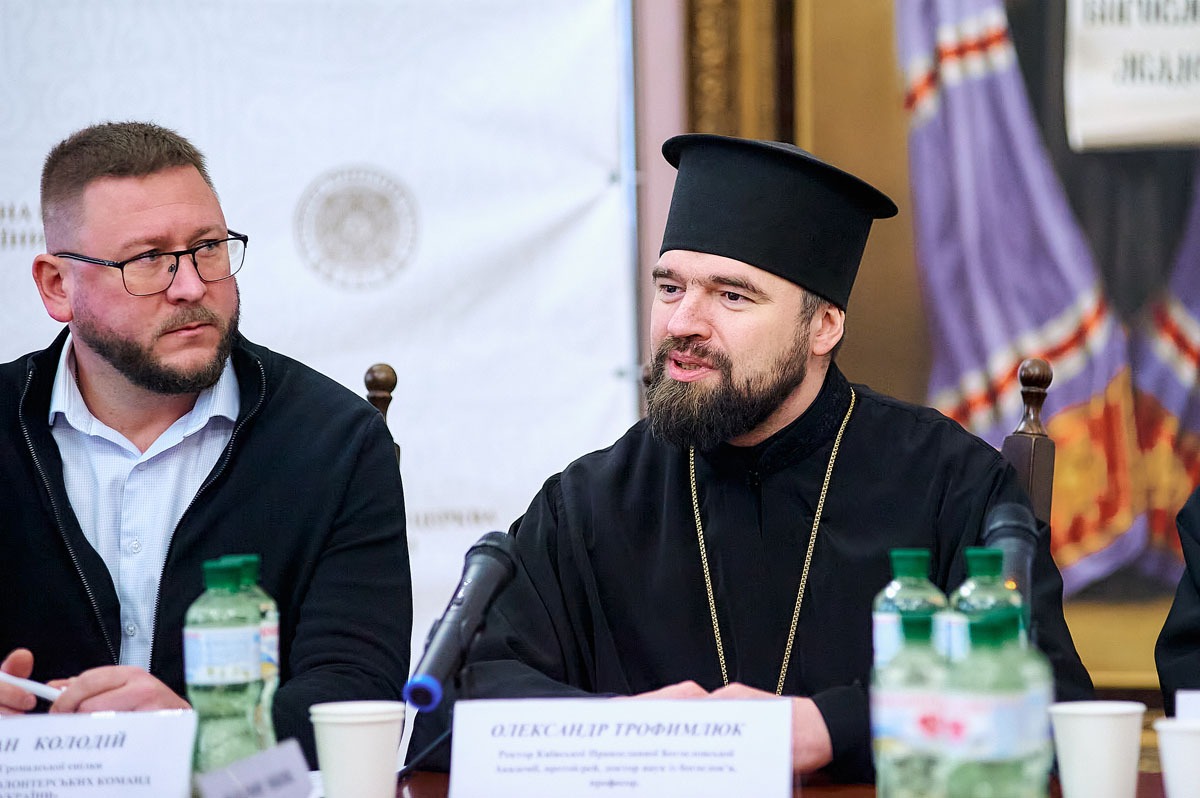 В КПБА відбувся брифінг, присвячений взаємодії Церкви і волонтерів для допомоги ЗСУ