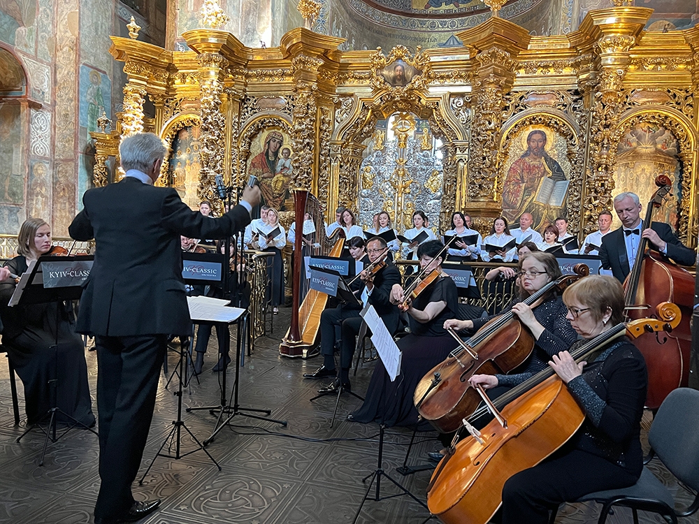 Помолившись, привітали медичних працівників