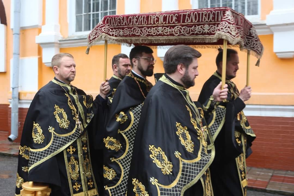 Царські часи та Вечірня із виносом Плащаниці