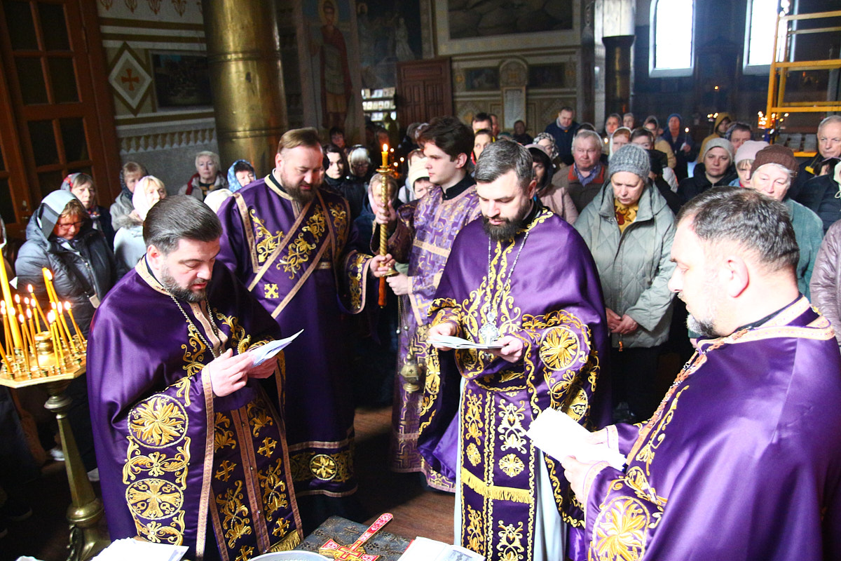 Богослужіння у батьківську поминальну суботу