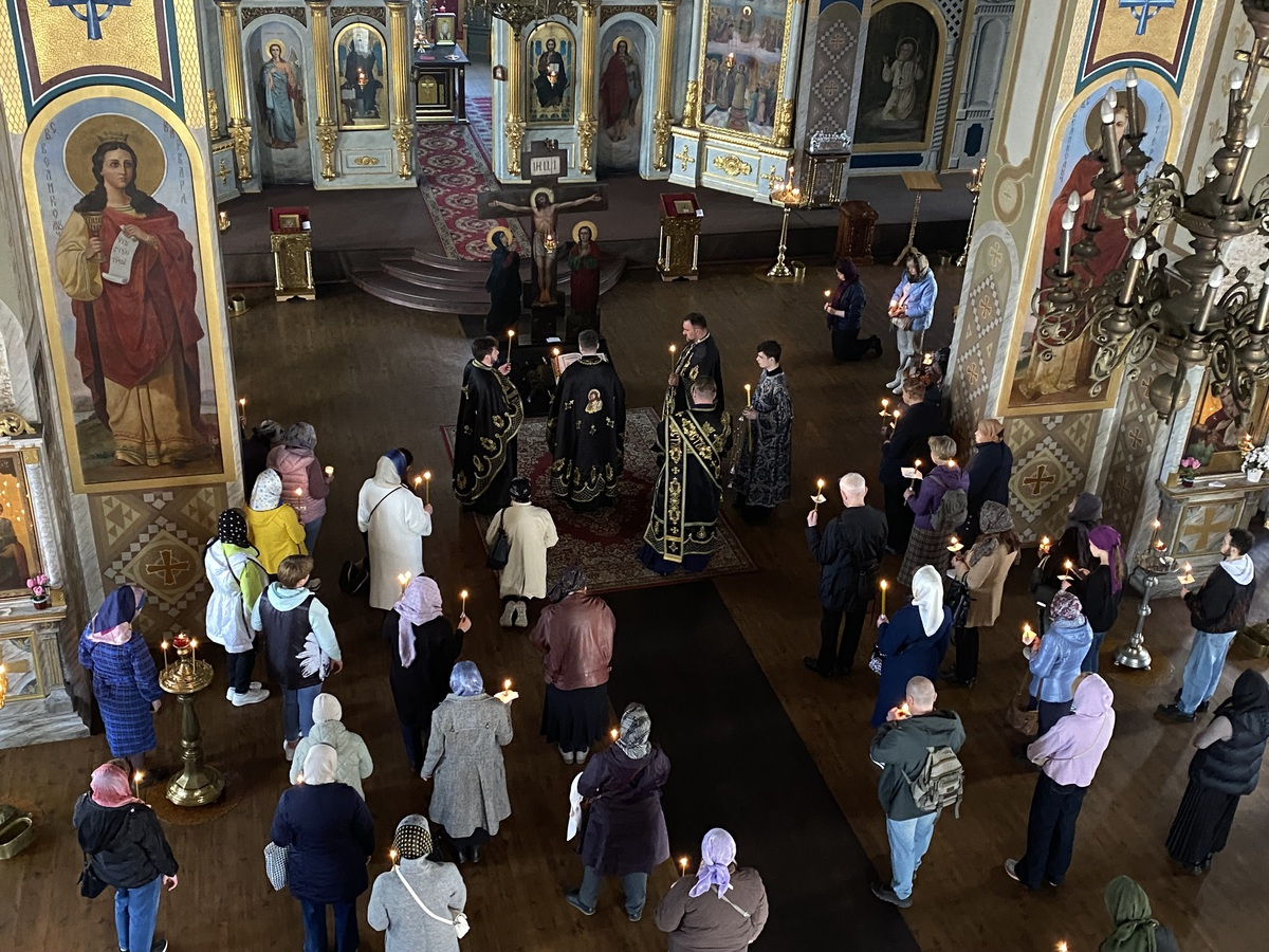 Рання з читанням 12-ох Страсних Євангелій