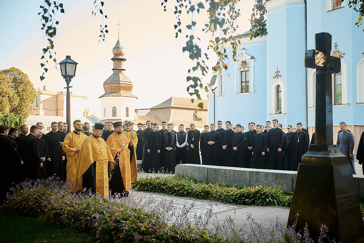 Молитвою вшанували спочилих ректорів, викладачів та студентів академії