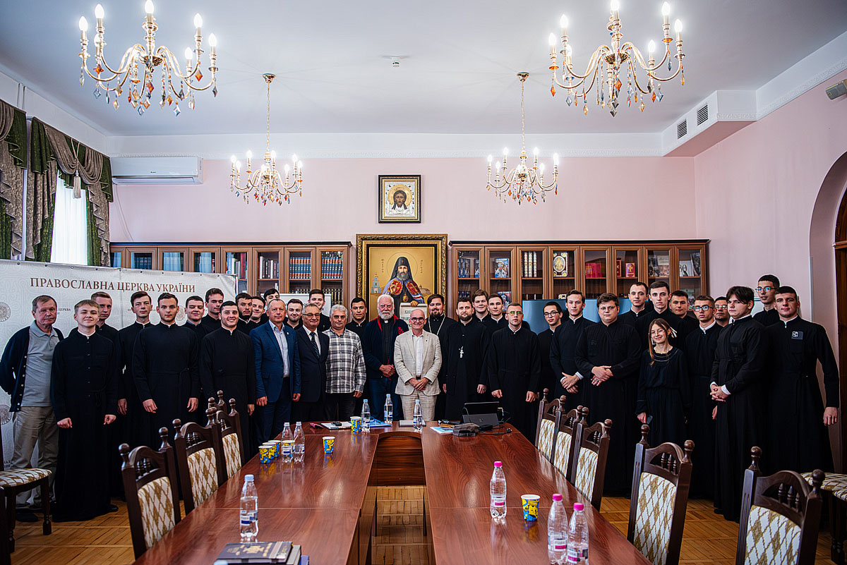 Іноземні фахівці провели в КПБА семінар про методи подолання наслідків психічних травм та ПТСР у ветеранів