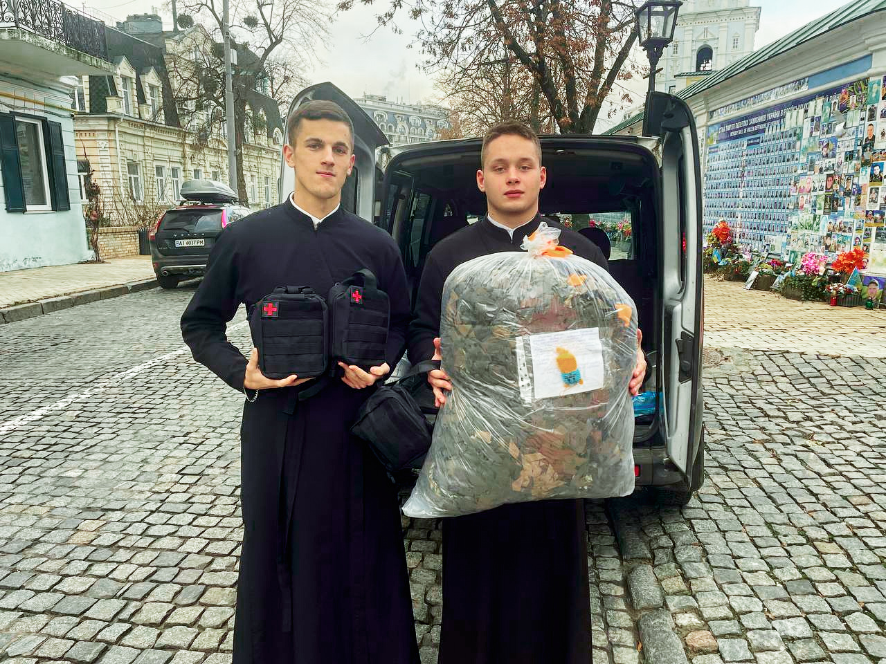 КПБА отримала гуманітарну допомогу для студентів і випускників, які боронять Україну