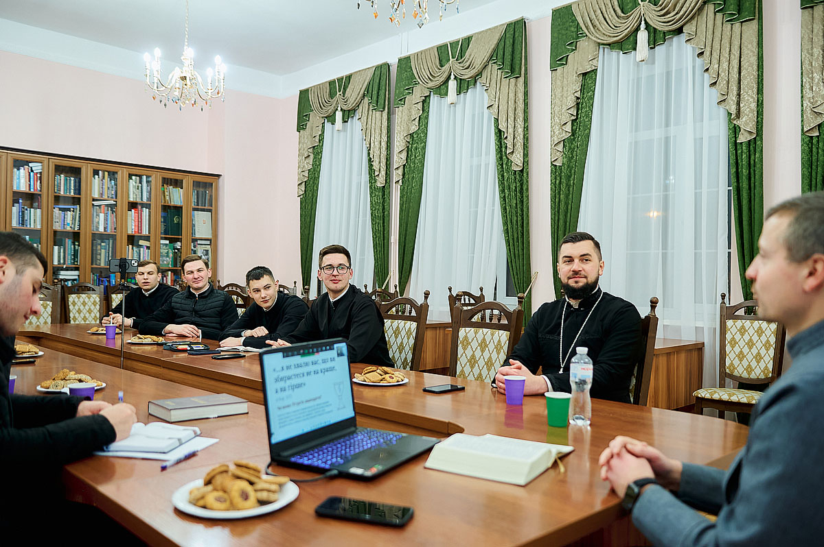 У межах проєкту «Біблійні студії» відбулася зустріч на тему «Євхаристійний індивідуалізм проти Церкви як Тіла Христового: відновлення біблійної еклезіології в сучасній парафіяльній практиці»