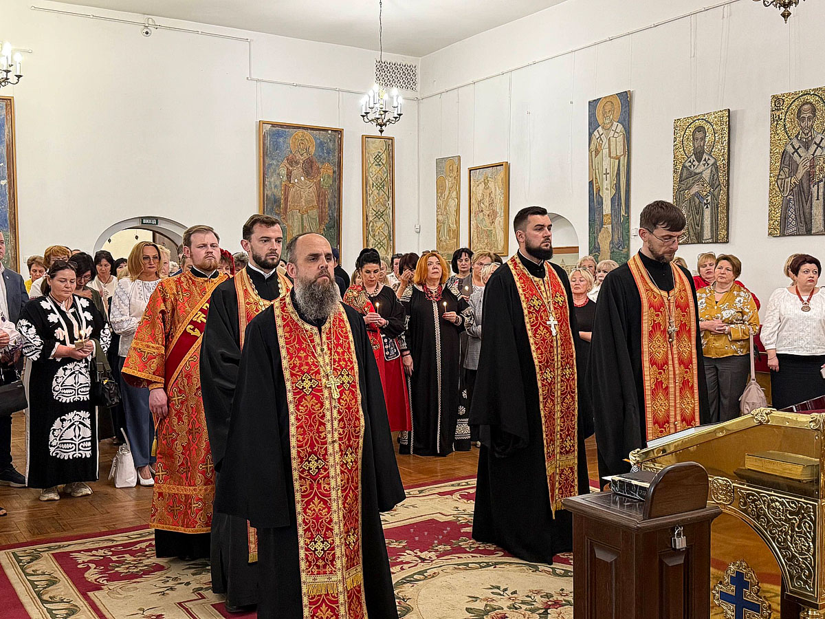 Звершено молебень за українських матерів